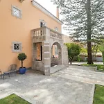 Duques Luxury بيت ضيافة